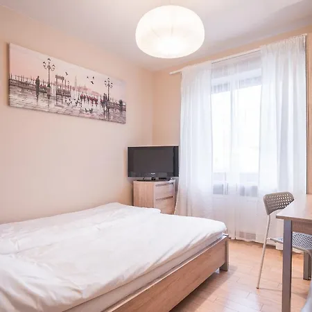 Green Wood Hostel Airport