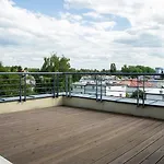 Wood Airport Warschau