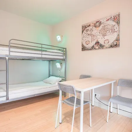 Wood Airport Hostel Warschau