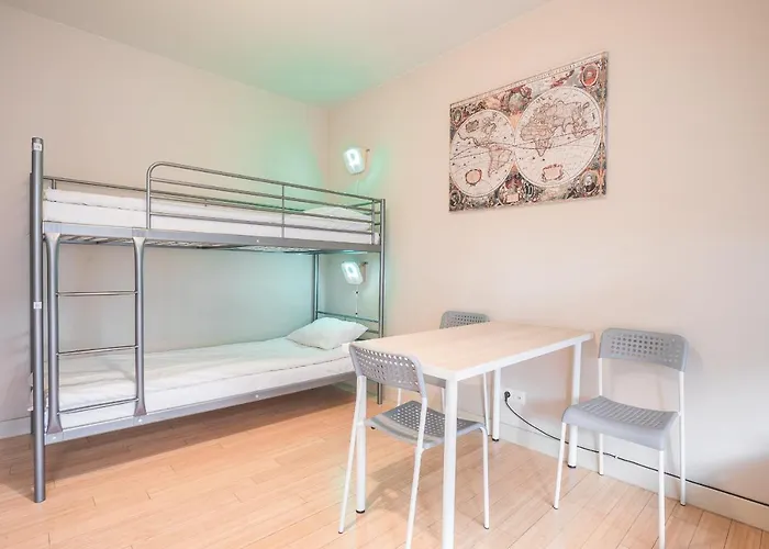 Wood Airport Vandrerhjem Warszawa